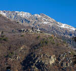 Blick von Tirano hoch zum Schmugglerdorf Roncaiola unweit der Schweizer Grenze, am 19 Februar 2017.

Roncaiola ist eine Fraktion der Gemeinde Tirano in der Provinz Sondrio, Lombardei in Italien und liegt am Südhang des Monte Masuccio in etwa 802 m Seehöhe, etwa 1,5 km Luftlinie von der Schweizer Grenze entfernt. Nach Tirano sind es etwa 3 km. Roncaiola war schon in prähistorischer Zeit besiedelt. Die Kirche Santo Stefano wurde 1690 erbaut. Die erste Naturstraße wurde 1922 gebaut, elektrische Energie gibt es seit 1928 im Dorf. 2017 lebten 40 Personen im Dorf. 

Das Dorf war und ist landwirtschaftlich dominiert, vor allem durch Weinbau. Der Tourismus spielt eine untergeordnete Rolle. Aufgrund der mangelnden Erwerbsmöglichkeiten in Roncaiola, der Trennung des Veltlins von der Schweiz 1.798 und der Nähe zur nunmehr Schweizer Grenze entwickelte sich schon im 19. Jahrhundert eine rege Schmuggeltätigkeit, die für einen gewissen Wohlstand im Dorf sorgte. Als es in den 1970er-Jahren zu einer Abwertung der Lira kam, sanken auch die Gewinnmargen im traditionellen Schmuggel von der Schweiz nach Italien stark und die Schmuggeltätigkeit reduzierte sich ebenfalls drastisch.

Oberhalb von Roncaiola verläuft der „Weg des Schmuggels, der 2007 eröffnet wurde.