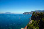 Blick von den schwarzen Steilklippen in Sorrent (Sorrento) am 15.07.2022, �ber den Golf von Neapel und den Vesuv. 