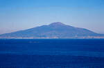 Blick von Sorrent auf den 1.281 m hohen einzigen aktiven Vulkan auf dem europäischen Festland, dem Vesuv (Vesuvio), am 15.07.2022.