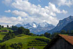 Ein Blick durchs Fenster vom Zug bei Reichenbach im Kandertal am 08.09.2021, Blickrichtung Jungfrauregion.