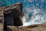 Etwas Brandung an der Italienischen Riviera hier am 22.07.2022 in Riomaggiore (Cinque Terre).  Es war schon recht Windstill, daher gab es nur eine leichte Brandung.