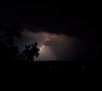 Der Donner macht nen mords Krawall doch ist dabei der Witz,  das er nun nicht die Arbeit schafft, sondern halt der Blitz.