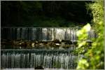 Bei grosser Hitze erfrischt ein k�hlender Wasserfall.