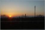 Sonnenaufgang auf dem Weg in Vallée de Joux in der Nähe von Croy.