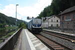 388 009 von CD Cargo mit einem G�terzug bei der Durchfahrt im Bahnhof Sch�na am 6.6.22