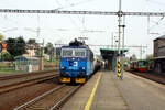 363 505 von CD Cargo mit einen G�terzug bei der Durchfahrt im Bahnhof Sokolov am 9.4.24