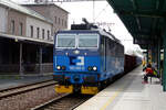 363 505 mit einen G�terzug bei der Durchfahrt im Bahnhof Sokolov am 9.4.24