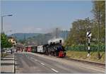 50 Jahre Blonay - Chamby Museumsbahn: die die SEG G 2x 2/2 105 und HGe 3/4 N° 3 verlassen Blonay mit dem offiziellen Eröffnungszug mit geladen Gästen zur 50 Jahre Feier der Museumsbahn.