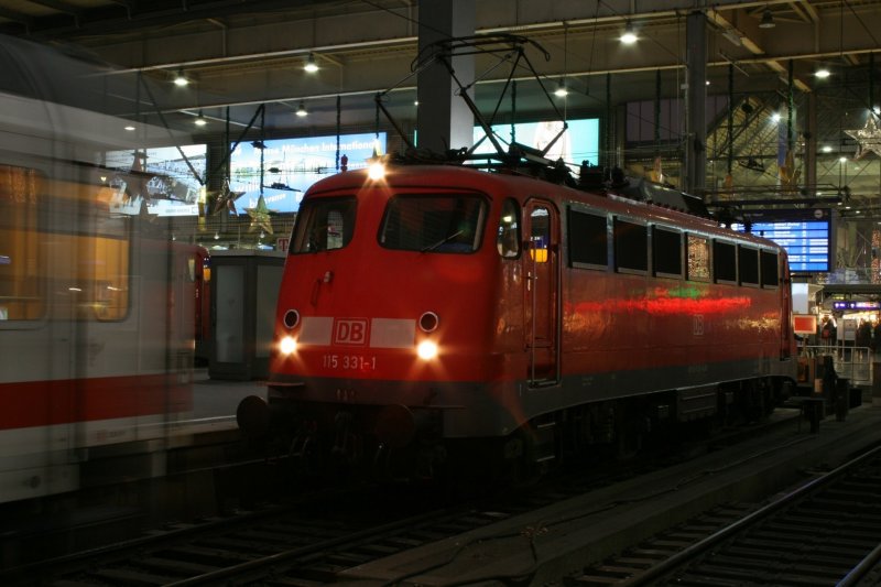 Während der von 115 331 bereitgestellte IC bereits den Hauptbahnhof in München verlässt, muss 115 331 noch warten, 10.12.2008.