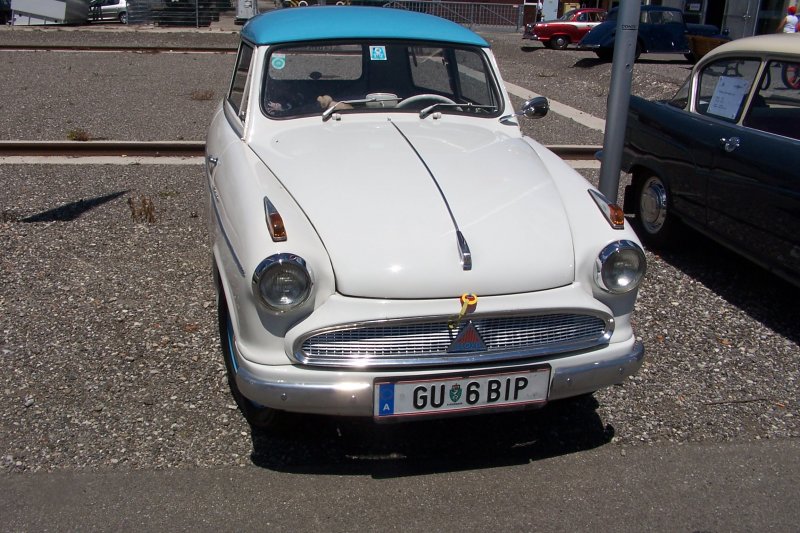 wenn auch alt, so doch echt liebensw�rdig, erst recht mit dem Schnuller an der Motorhaube